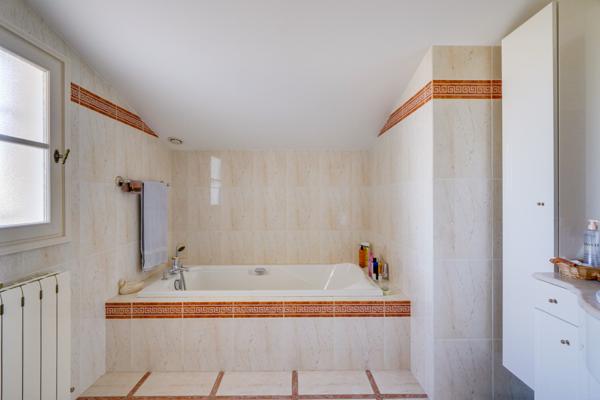 Libourne (33500) Maison 7 pièces en R+1 de 190m2 habitables avec garages sur parcelle de 2039m2