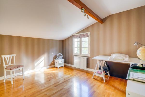 Libourne (33500) Maison 7 pièces en R+1 de 190m2 habitables avec garages sur parcelle de 2039m2