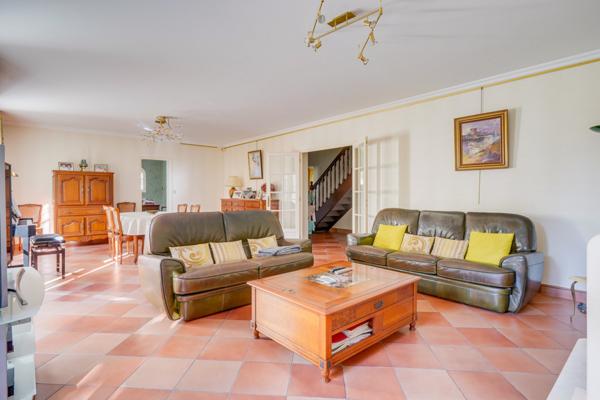 Libourne (33500) Maison 7 pièces en R+1 de 190m2 habitables avec garages sur parcelle de 2039m2