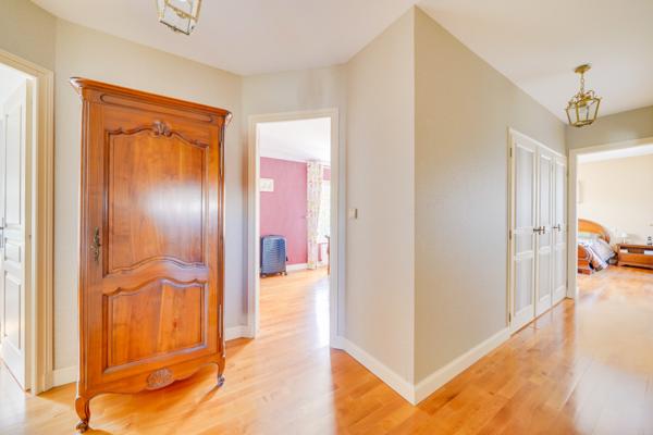 Libourne (33500) Maison 7 pièces en R+1 de 190m2 habitables avec garages sur parcelle de 2039m2