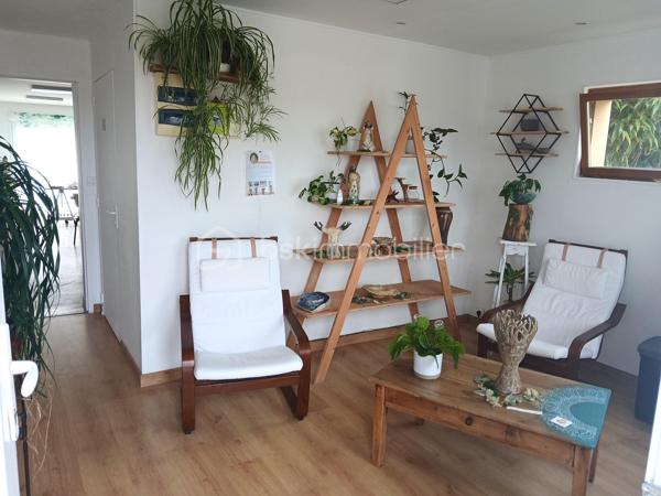Vous recherchez un espace professionnel fonctionnel, modulable et agréable, permettant de travailler toit en bénéficiant d'un véritable espace de pause.

Découvrez ce local situé à Fréhel, offrant de nombreuses possibilités d'aménagement : bureaux, activités artisanale, showroom, atelier, stockage, salle de réunion ...

Au RDC :
-une pièce de 12m²: idéale pour un accueil clientèle, un hall d'exposition ou un showroom
-grande pièce de 30m² : espace modulable pouvant être aménagé comme vous le souhaitez
-WC adapté PMR
-garage de 20m² : idéal pour le stockage de matériel, marchandises, archives, ou véhicules

A l'étage :
-un véritable espace de pause déjeuner et bureau personnel
-belle terrasse extérieur, agréable, pour les pauses cafés
-Pièce de 30m² aménagée comme un espace de déjeuner et repos (coin cuisine et repas)
-Poêle à bois pour le confort

Une visite ? contactez moi rapidement.