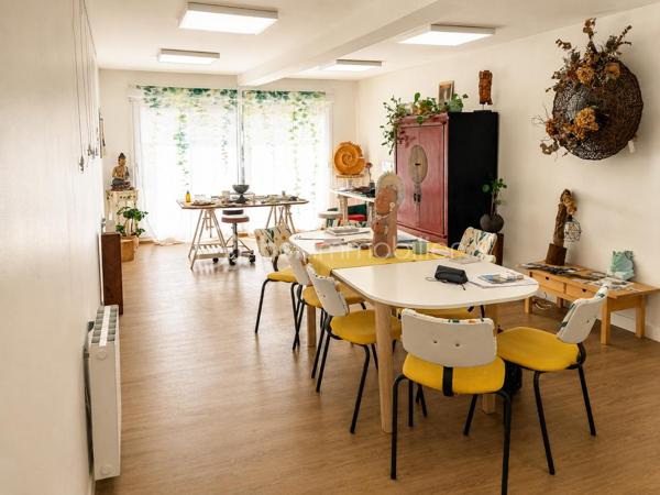 Vous recherchez un espace professionnel fonctionnel, modulable et agréable, permettant de travailler toit en bénéficiant d'un véritable espace de pause.

Découvrez ce local situé à Fréhel, offrant de nombreuses possibilités d'aménagement : bureaux, activités artisanale, showroom, atelier, stockage, salle de réunion ...

Au RDC :
-une pièce de 12m²: idéale pour un accueil clientèle, un hall d'exposition ou un showroom
-grande pièce de 30m² : espace modulable pouvant être aménagé comme vous le souhaitez
-WC adapté PMR
-garage de 20m² : idéal pour le stockage de matériel, marchandises, archives, ou véhicules

A l'étage :
-un véritable espace de pause déjeuner et bureau personnel
-belle terrasse extérieur, agréable, pour les pauses cafés
-Pièce de 30m² aménagée comme un espace de déjeuner et repos (coin cuisine et repas)
-Poêle à bois pour le confort

Une visite ? contactez moi rapidement.