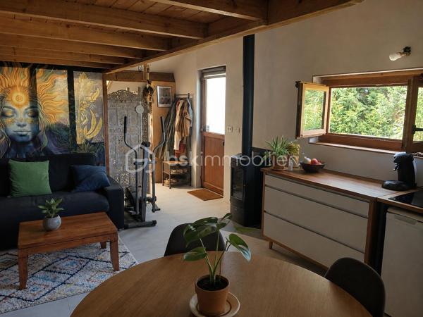 Vous recherchez un espace professionnel fonctionnel, modulable et agréable, permettant de travailler toit en bénéficiant d'un véritable espace de pause.

Découvrez ce local situé à Fréhel, offrant de nombreuses possibilités d'aménagement : bureaux, activités artisanale, showroom, atelier, stockage, salle de réunion ...

Au RDC :
-une pièce de 12m²: idéale pour un accueil clientèle, un hall d'exposition ou un showroom
-grande pièce de 30m² : espace modulable pouvant être aménagé comme vous le souhaitez
-WC adapté PMR
-garage de 20m² : idéal pour le stockage de matériel, marchandises, archives, ou véhicules

A l'étage :
-un véritable espace de pause déjeuner et bureau personnel
-belle terrasse extérieur, agréable, pour les pauses cafés
-Pièce de 30m² aménagée comme un espace de déjeuner et repos (coin cuisine et repas)
-Poêle à bois pour le confort

Une visite ? contactez moi rapidement.