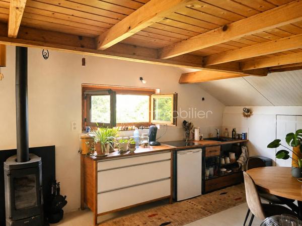 Vous recherchez un espace professionnel fonctionnel, modulable et agréable, permettant de travailler toit en bénéficiant d'un véritable espace de pause.

Découvrez ce local situé à Fréhel, offrant de nombreuses possibilités d'aménagement : bureaux, activités artisanale, showroom, atelier, stockage, salle de réunion ...

Au RDC :
-une pièce de 12m²: idéale pour un accueil clientèle, un hall d'exposition ou un showroom
-grande pièce de 30m² : espace modulable pouvant être aménagé comme vous le souhaitez
-WC adapté PMR
-garage de 20m² : idéal pour le stockage de matériel, marchandises, archives, ou véhicules

A l'étage :
-un véritable espace de pause déjeuner et bureau personnel
-belle terrasse extérieur, agréable, pour les pauses cafés
-Pièce de 30m² aménagée comme un espace de déjeuner et repos (coin cuisine et repas)
-Poêle à bois pour le confort

Une visite ? contactez moi rapidement.