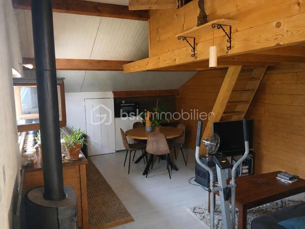 Vous recherchez un espace professionnel fonctionnel, modulable et agréable, permettant de travailler toit en bénéficiant d'un véritable espace de pause.

Découvrez ce local situé à Fréhel, offrant de nombreuses possibilités d'aménagement : bureaux, activités artisanale, showroom, atelier, stockage, salle de réunion ...

Au RDC :
-une pièce de 12m²: idéale pour un accueil clientèle, un hall d'exposition ou un showroom
-grande pièce de 30m² : espace modulable pouvant être aménagé comme vous le souhaitez
-WC adapté PMR
-garage de 20m² : idéal pour le stockage de matériel, marchandises, archives, ou véhicules

A l'étage :
-un véritable espace de pause déjeuner et bureau personnel
-belle terrasse extérieur, agréable, pour les pauses cafés
-Pièce de 30m² aménagée comme un espace de déjeuner et repos (coin cuisine et repas)
-Poêle à bois pour le confort

Une visite ? contactez moi rapidement.