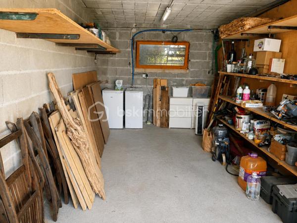 Vous recherchez un espace professionnel fonctionnel, modulable et agréable, permettant de travailler toit en bénéficiant d'un véritable espace de pause.

Découvrez ce local situé à Fréhel, offrant de nombreuses possibilités d'aménagement : bureaux, activités artisanale, showroom, atelier, stockage, salle de réunion ...

Au RDC :
-une pièce de 12m²: idéale pour un accueil clientèle, un hall d'exposition ou un showroom
-grande pièce de 30m² : espace modulable pouvant être aménagé comme vous le souhaitez
-WC adapté PMR
-garage de 20m² : idéal pour le stockage de matériel, marchandises, archives, ou véhicules

A l'étage :
-un véritable espace de pause déjeuner et bureau personnel
-belle terrasse extérieur, agréable, pour les pauses cafés
-Pièce de 30m² aménagée comme un espace de déjeuner et repos (coin cuisine et repas)
-Poêle à bois pour le confort

Une visite ? contactez moi rapidement.