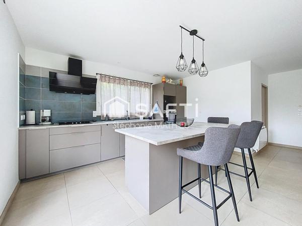 Maison avec hangar attenant