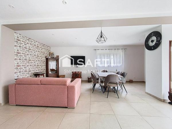 Maison avec hangar attenant