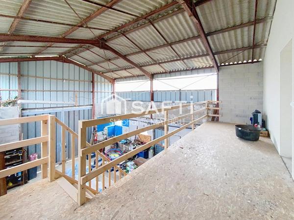 Maison avec hangar attenant