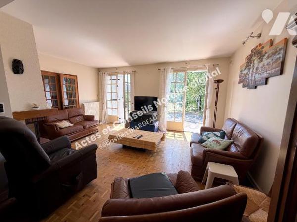 Maison familiale de 167 m² (8 pièces) 
Construite en 1978 secteur La Rochelle à Chinon.
Au ca...