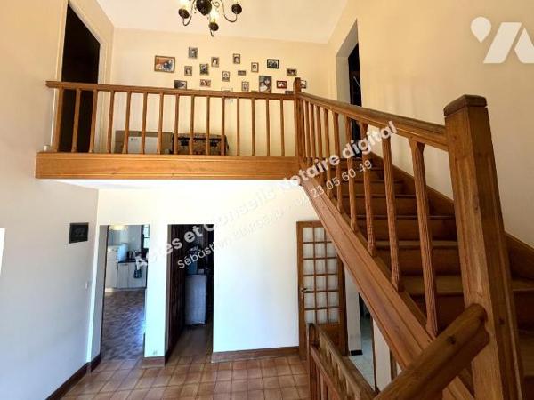 Maison familiale de 167 m² (8 pièces) 
Construite en 1978 secteur La Rochelle à Chinon.
Au ca...