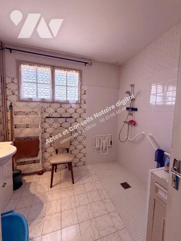 Maison familiale de 167 m² (8 pièces) 
Construite en 1978 secteur La Rochelle à Chinon.
Au ca...