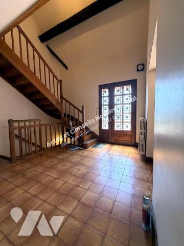 Maison familiale de 167 m² (8 pièces) 
Construite en 1978 secteur La Rochelle à Chinon.
Au ca...