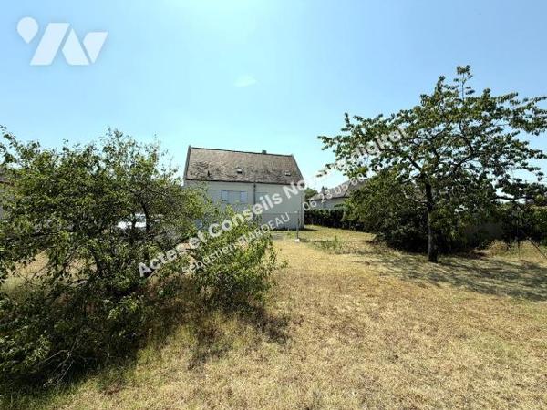 Maison familiale de 167 m² (8 pièces) 
Construite en 1978 secteur La Rochelle à Chinon.
Au ca...