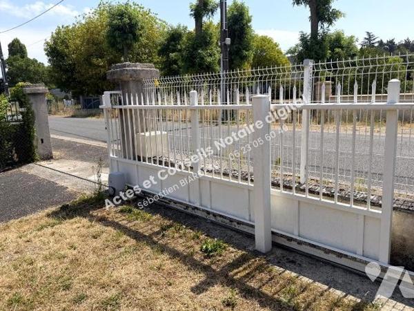 Maison familiale de 167 m² (8 pièces) 
Construite en 1978 secteur La Rochelle à Chinon.
Au ca...