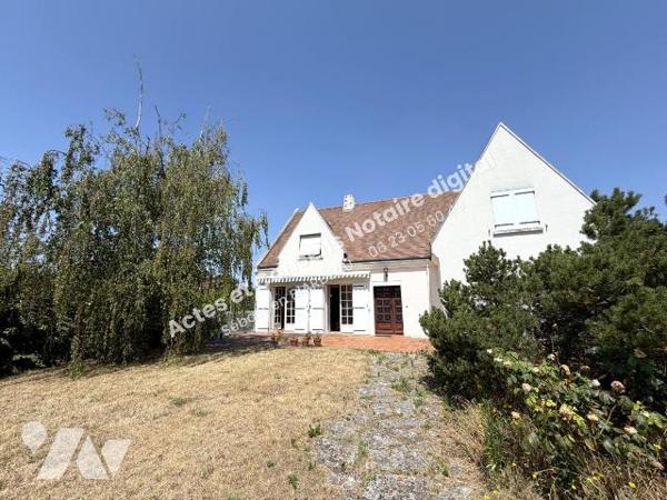 Maison familiale de 167 m² (8 pièces) 
Construite en 1978 secteur La Rochelle à Chinon.
Au ca...
