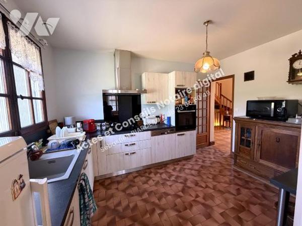 Maison familiale de 167 m² (8 pièces) 
Construite en 1978 secteur La Rochelle à Chinon.
Au ca...