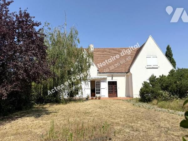 Maison familiale de 167 m² (8 pièces) 
Construite en 1978 secteur La Rochelle à Chinon.
Au ca...