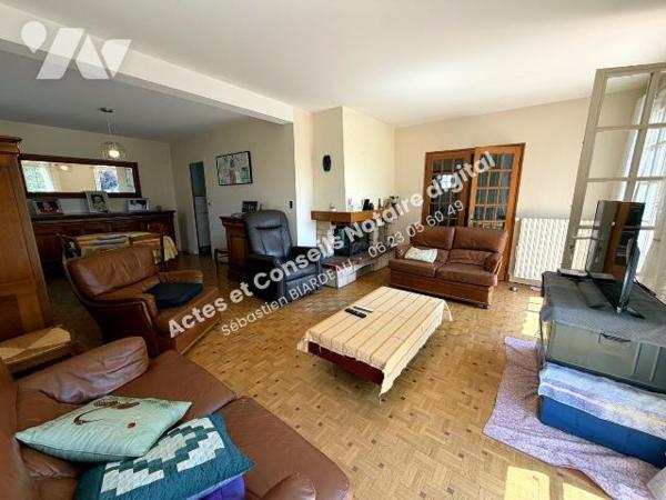 Maison familiale de 167 m² (8 pièces) 
Construite en 1978 secteur La Rochelle à Chinon.
Au ca...