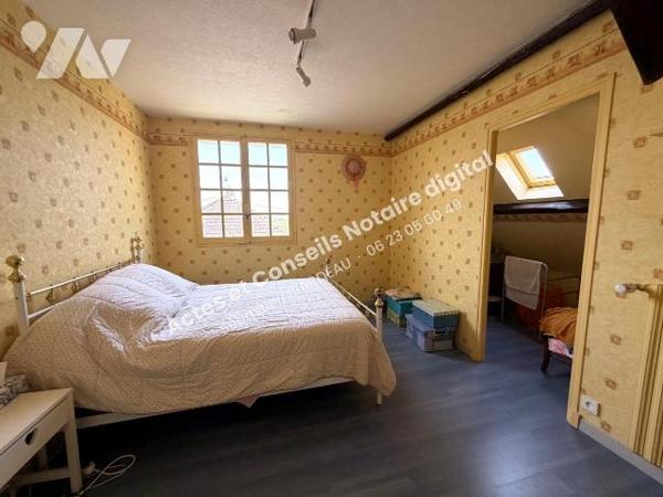 Maison familiale de 167 m² (8 pièces) 
Construite en 1978 secteur La Rochelle à Chinon.
Au ca...