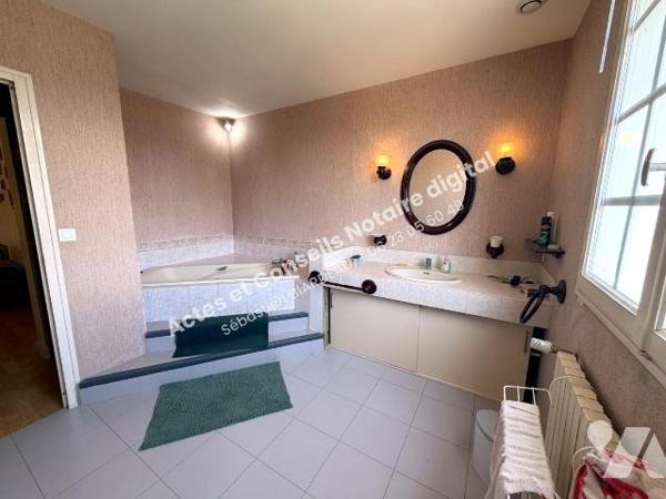 Maison familiale de 167 m² (8 pièces) 
Construite en 1978 secteur La Rochelle à Chinon.
Au ca...