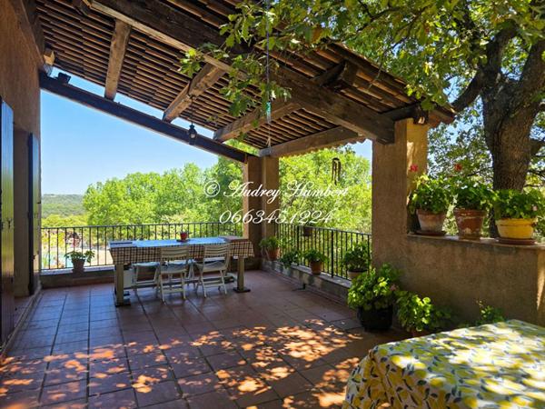 EXCLUSIVITE,  ALLEMAGNE en PROVENCE,  proche RIEZ, PROPRIETE au calme absolu composée d'une habitation de 150 m² + maisonnette sur 15 HA avec vue fabuleuse