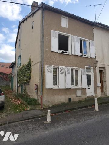 Maison à rénover de 105 m², 2 chambres, garage, petit jardin.
