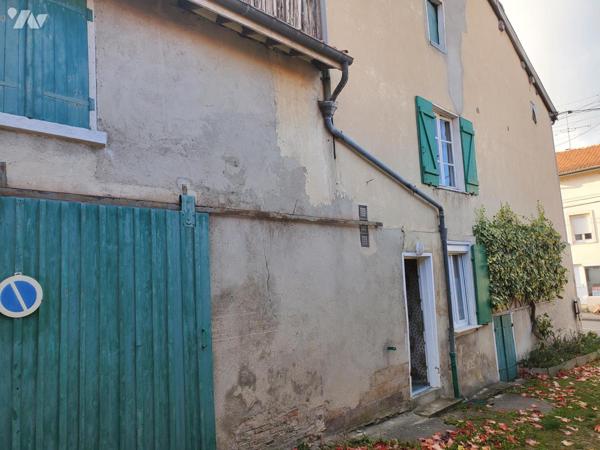 Maison à rénover de 105 m², 2 chambres, garage, petit jardin.