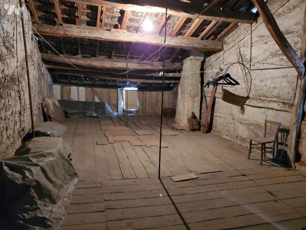 Maison à rénover de 105 m², 2 chambres, garage, petit jardin.