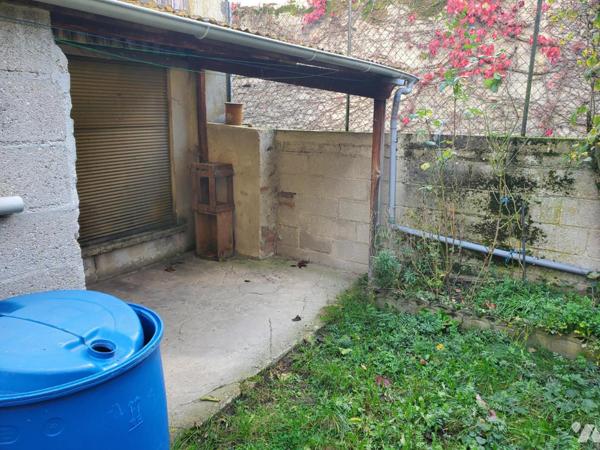 Maison à rénover de 105 m², 2 chambres, garage, petit jardin.