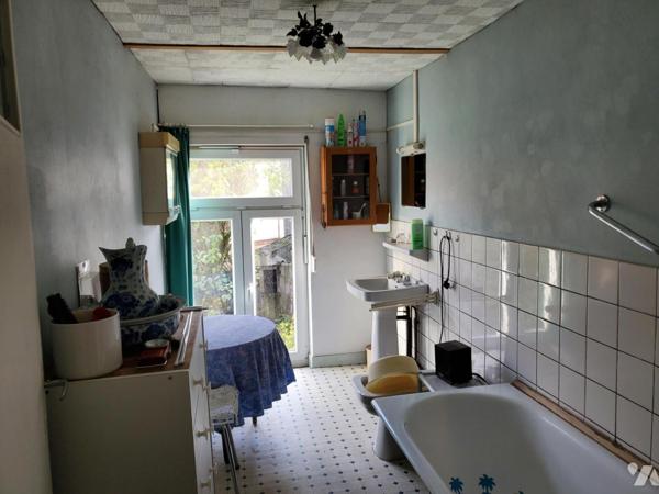 Maison à rénover de 105 m², 2 chambres, garage, petit jardin.