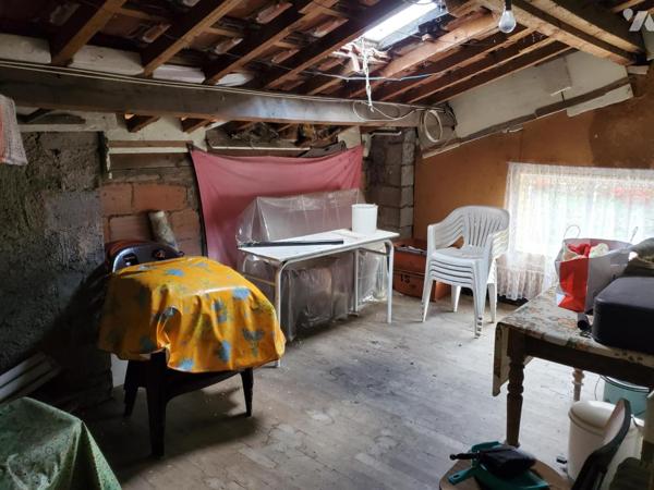 Maison à rénover de 105 m², 2 chambres, garage, petit jardin.