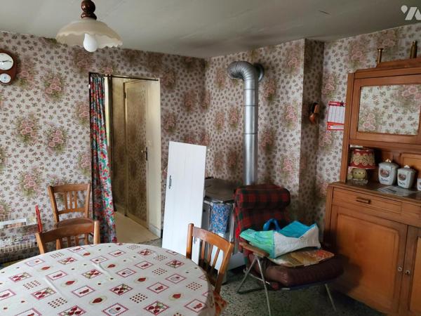 Maison à rénover de 105 m², 2 chambres, garage, petit jardin.