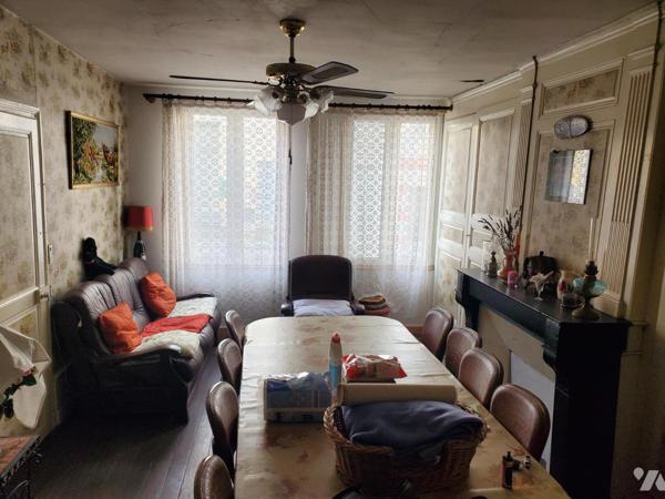 Maison à rénover de 105 m², 2 chambres, garage, petit jardin.