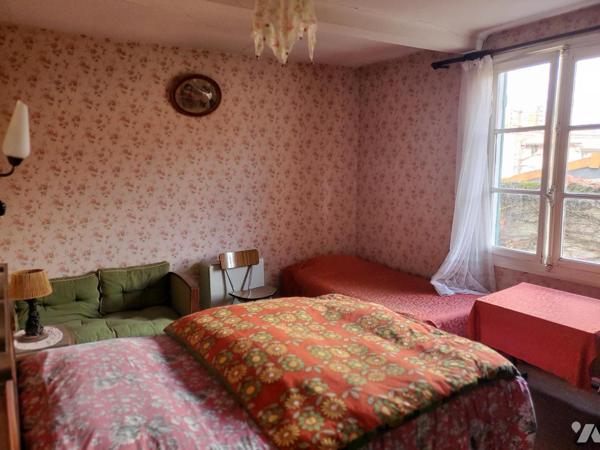 Maison à rénover de 105 m², 2 chambres, garage, petit jardin.