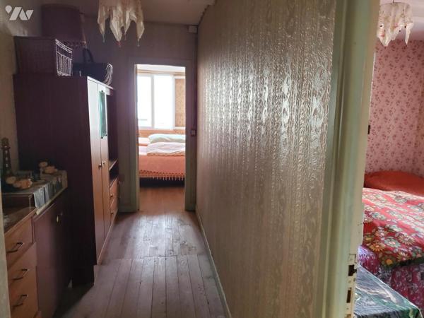 Maison à rénover de 105 m², 2 chambres, garage, petit jardin.