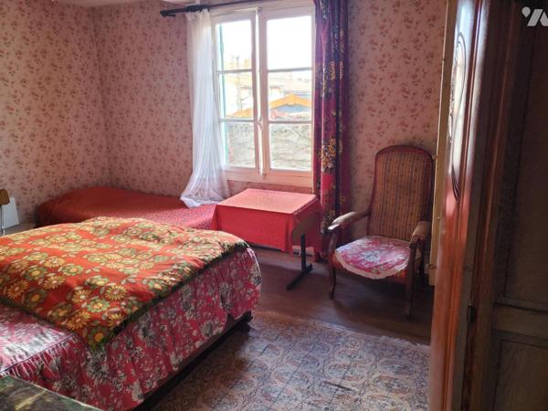 Maison à rénover de 105 m², 2 chambres, garage, petit jardin.