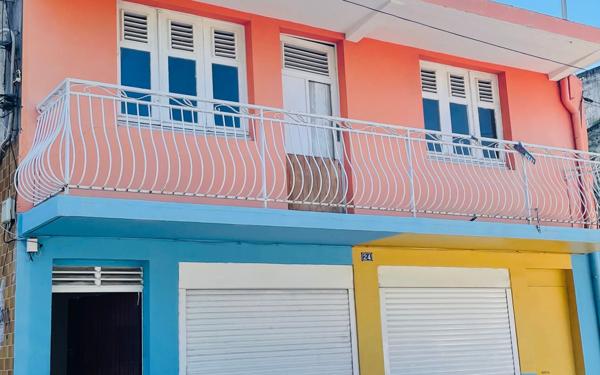 Maison à vendre    3 pièces •    Basse-Terre