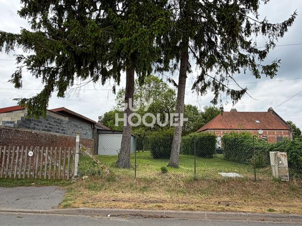 Terrain viabilisé à vendre avec garage à NESLE (80190).