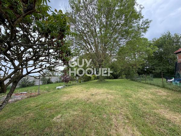 Terrain viabilisé à vendre avec garage à NESLE (80190).
