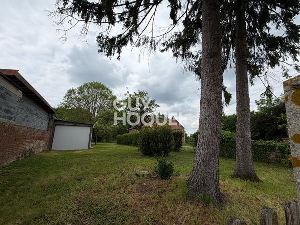 Terrain viabilisé à vendre avec garage à NESLE (80190).