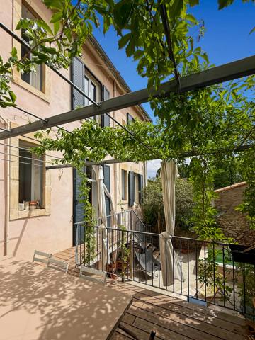 Nîmes (30000) Maison de ville avec jardin et bassin