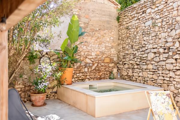 Nîmes (30000) Maison de ville avec jardin et bassin