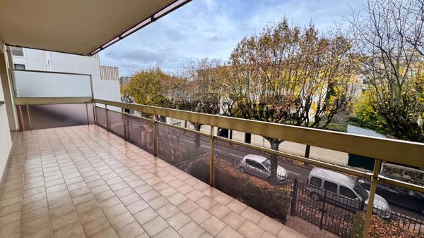 CENTRE VILLE LE PERREUX - DEUX PIECES 43m² avec terrasse