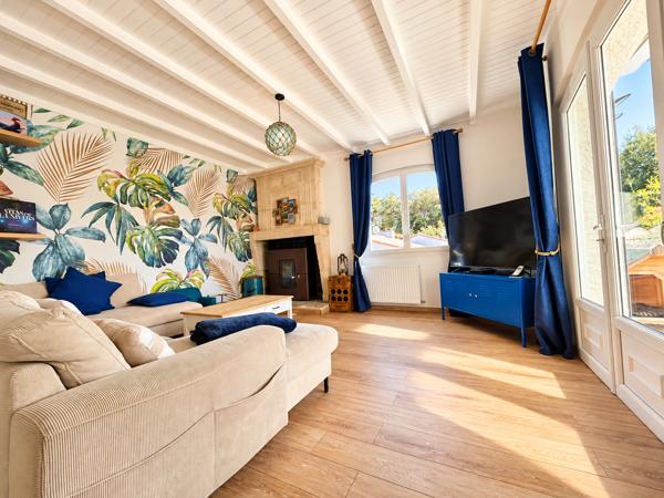 Maison
         7 pièces
        - 214 m² 999 000 € *