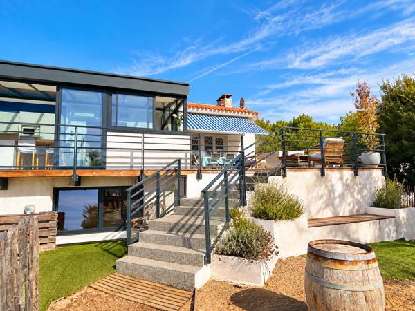 Maison
         7 pièces
        - 214 m² 999 000 € *