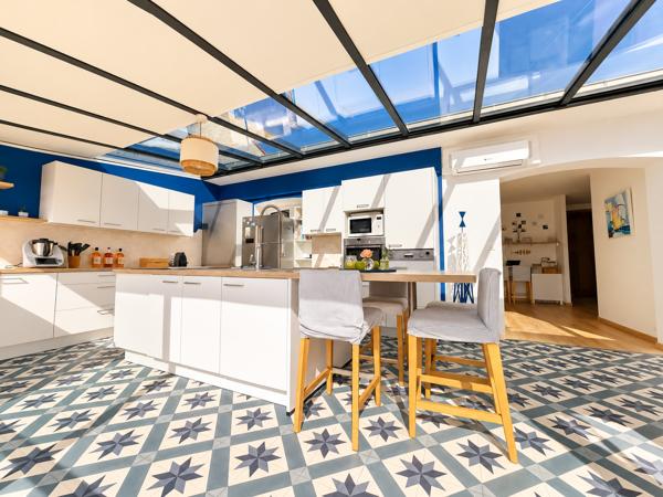 Maison
         7 pièces
        - 214 m² 999 000 € *