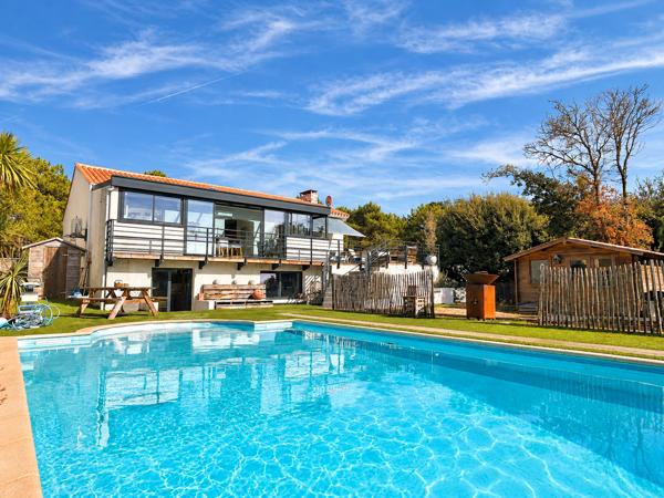 Maison
         7 pièces
        - 214 m² 999 000 € *