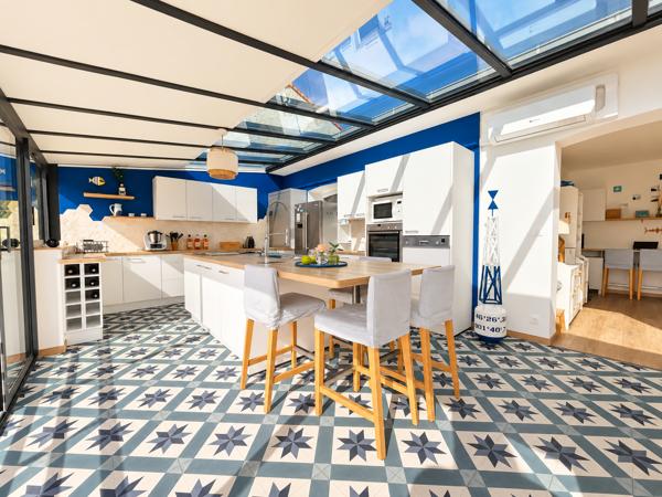 Maison
         7 pièces
        - 214 m² 999 000 € *