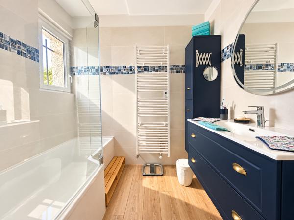 Maison
         7 pièces
        - 214 m² 999 000 € *